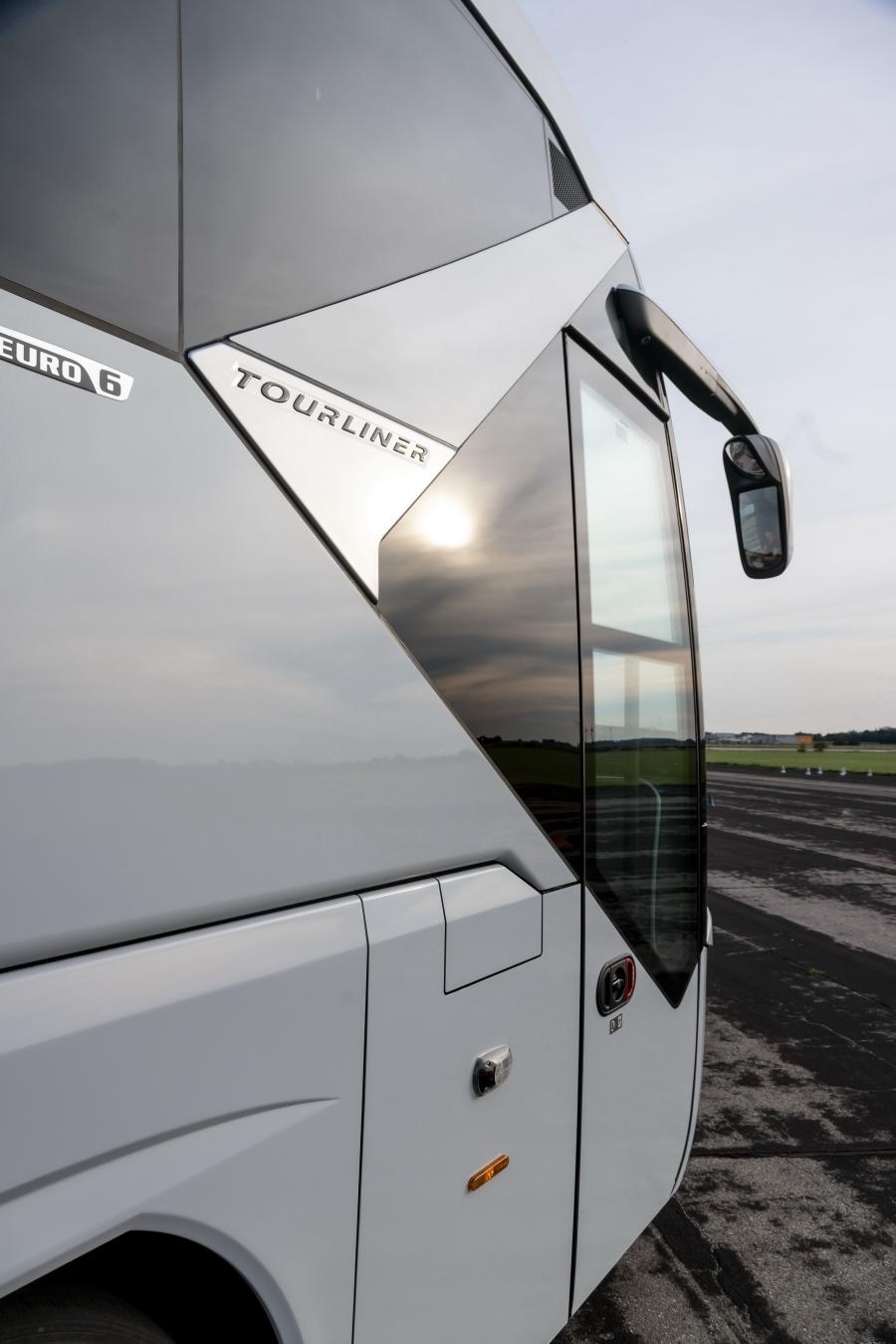 Детали экстерьера Neoplan Tourliner 2016 года  (фото 2 из 19)